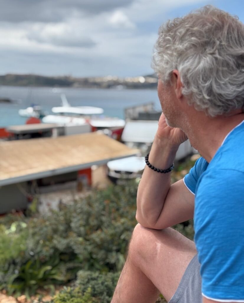 Auf das Meer hinaus schauen.